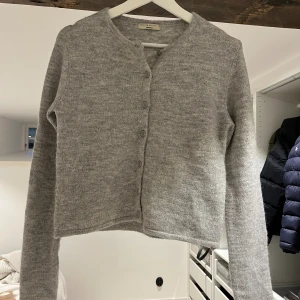 Finstickad kofta - Stickad kofta från Gina, jättebra skick!  Storlek XS, 150kr