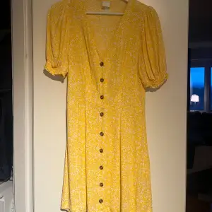 Supersöt gul klänning från hm i stlk 36. Jätteskönt mite tunnare material nu till sommaren. 150kr+frakt❤️