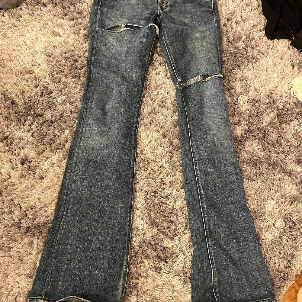 Jätte lågmidjade jeans från diesel. Strl 24/25. De är strl 25 men skulle säga att de passar 24 lika bra . Jeans & Byxor.