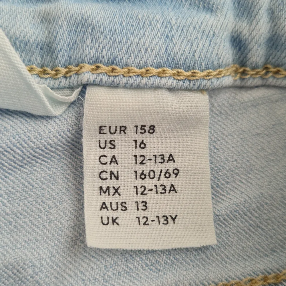 Jeans från hm. Storlek 158/12-13 år  Använd ungefär 2 gånger annars i nytt skick Flared jeans. Jeans & Byxor.