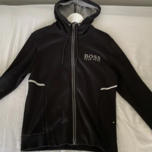Hugo boss Hoodie  - Hej! Säljer nu min Hugo boss hoodie för den bara ligger i garderoben den är nästan aldrig använd och är i super bra skick. Storlek S