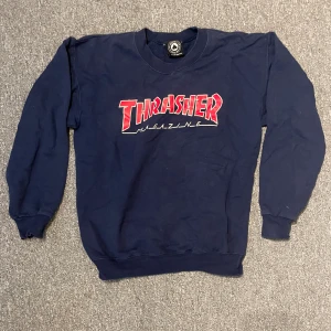 Thrasher tröja - Hej säljer nu min mörkblå thrasher tröja i bra skick. 350kr