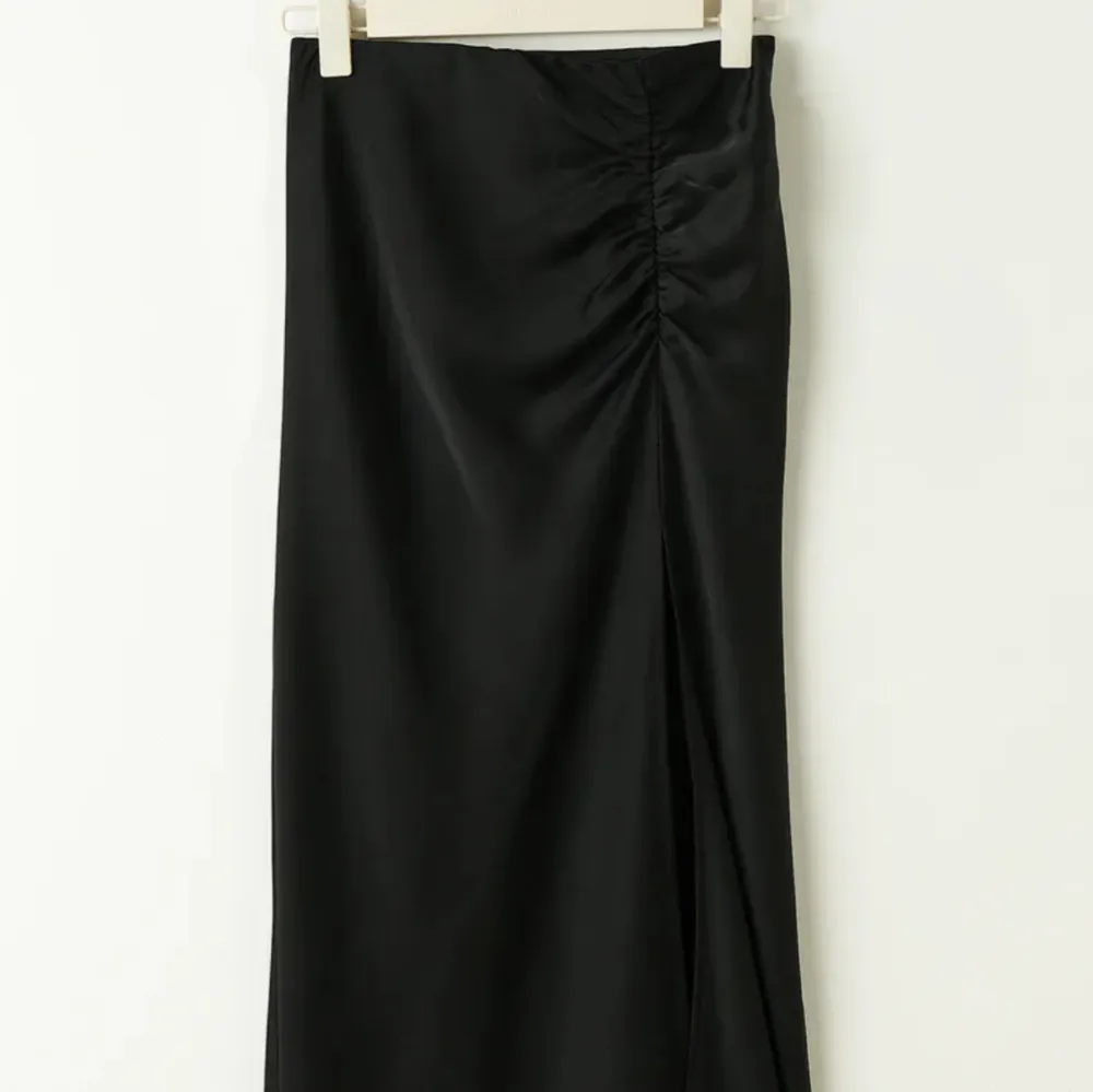 En satin kjol med slits framtill från GinaTricot. Aldrig använt så i nyskick. Storlek XS . Kjolar.