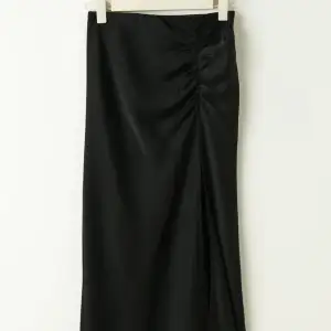 En satin kjol med slits framtill från GinaTricot. Aldrig använt så i nyskick. Storlek XS 