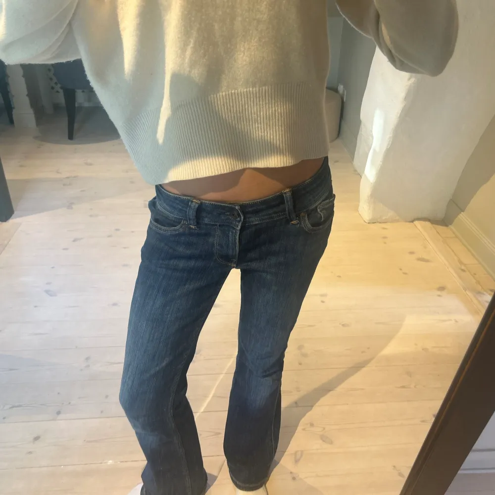 Säljer dessa snygga jeans då de börjar bli lite korta för mig💕💕. Jeans & Byxor.