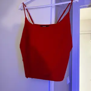 Rött linne från Bik bok  Använd minst 2 gånger  Väldigt fin färg 