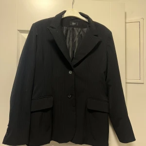 Svart kavaj - Svart kavaj i storlek L