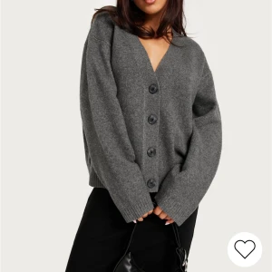 Kofta - Superfin lite oversize kofta från Nelly. Koftan är endast använd en gång och är därför i jättebra skick! Strl XS, men mer som en S🤍