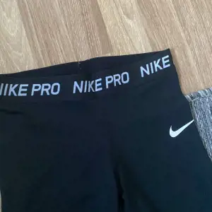 Nike pro leggings som blivit för små för mig❣️Har klippt av lappen men skulle säga att dessa är mellan Xxs till Xs