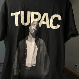 Tupac T-shirt  - Från Pull&Bear Storlek M, knappt använd 