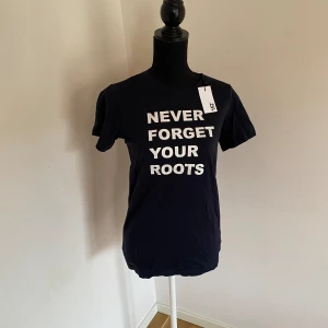 T-shirt  - T-shirt helt ny med lappen kvar 30kr