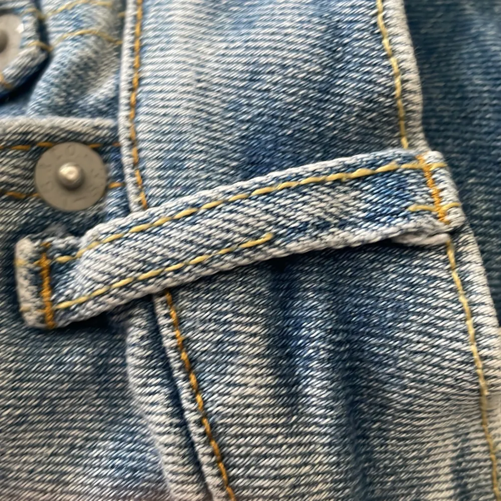 Ett par väldigt fina Levis byxor som är använda och har en liten defekt. Jeans & Byxor.