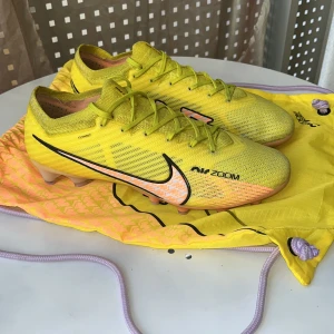 Nike fotbollskor mercurial - Tja, säljer dessa skor skick 9/10 kom gärna med bud😁 