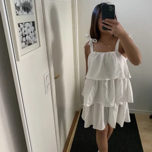 Vit student/sommarklänning - Köpt från Boohoo för 350kr, klänningen är ej använd då den va lite lång på mig som är 156cm lång. Klänningen är perfekt till tex studenten eller till sommaren.