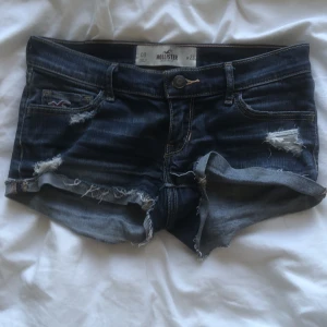 Hollister jeans shorts  - As snygga lågmidjade jeans shorts från Hollister. Perfekta nu till sommaren💗