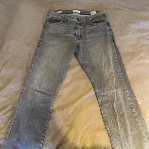 Tja säljer ett par jack & jones jeans som knappt är använda nypris 599  Strlk 32/32