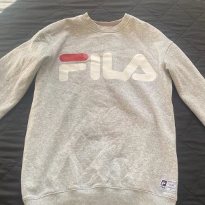 Ljusgrå FILA tröja i storlek S - Ljusgrå tröja från Fila i storlek S. Använd några få gånger men Inge tydliga tecken🩷 