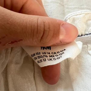 Långärmad tunn tröja från h&m - Det är en vit tröja med blåa ränder på, den är perfekt nu till sommaren eftersom det har ett tunt tyg. Tröjan har sluttande armar och en söm som längs ut klämmer fast på ett bahagligt sett💗💗 