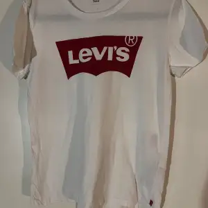 Vit t-shirt från Levis med en liten fläck på magen