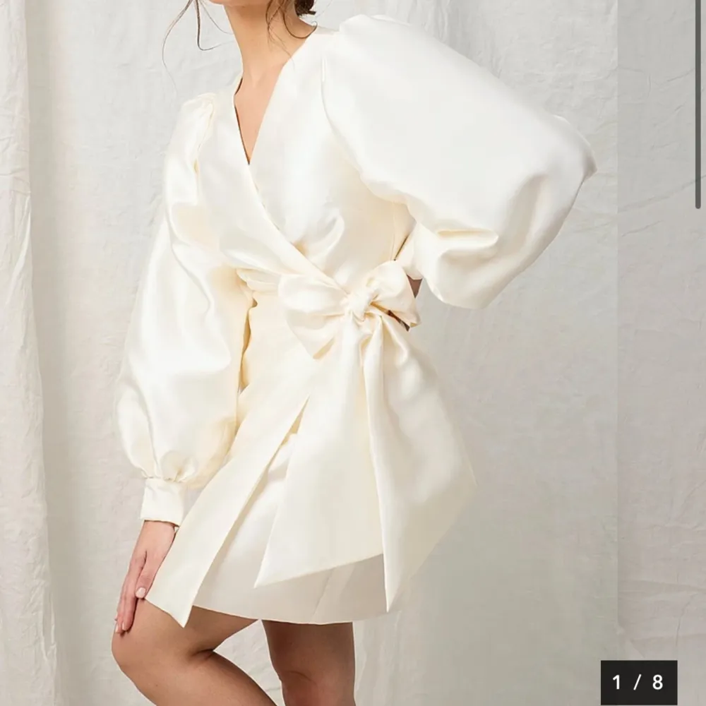 Jättefin vit klänningen som tyvärr inte kommer till använding. Den är helt ny och köptes för 999kr. Klänningar.