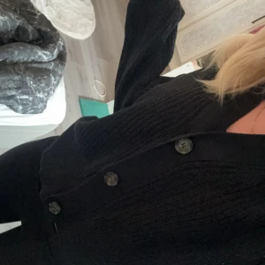 Stickad kofta - En stickad kofta som helt enkelt inte kommer till användning mer :(  Frakt ingår ej!