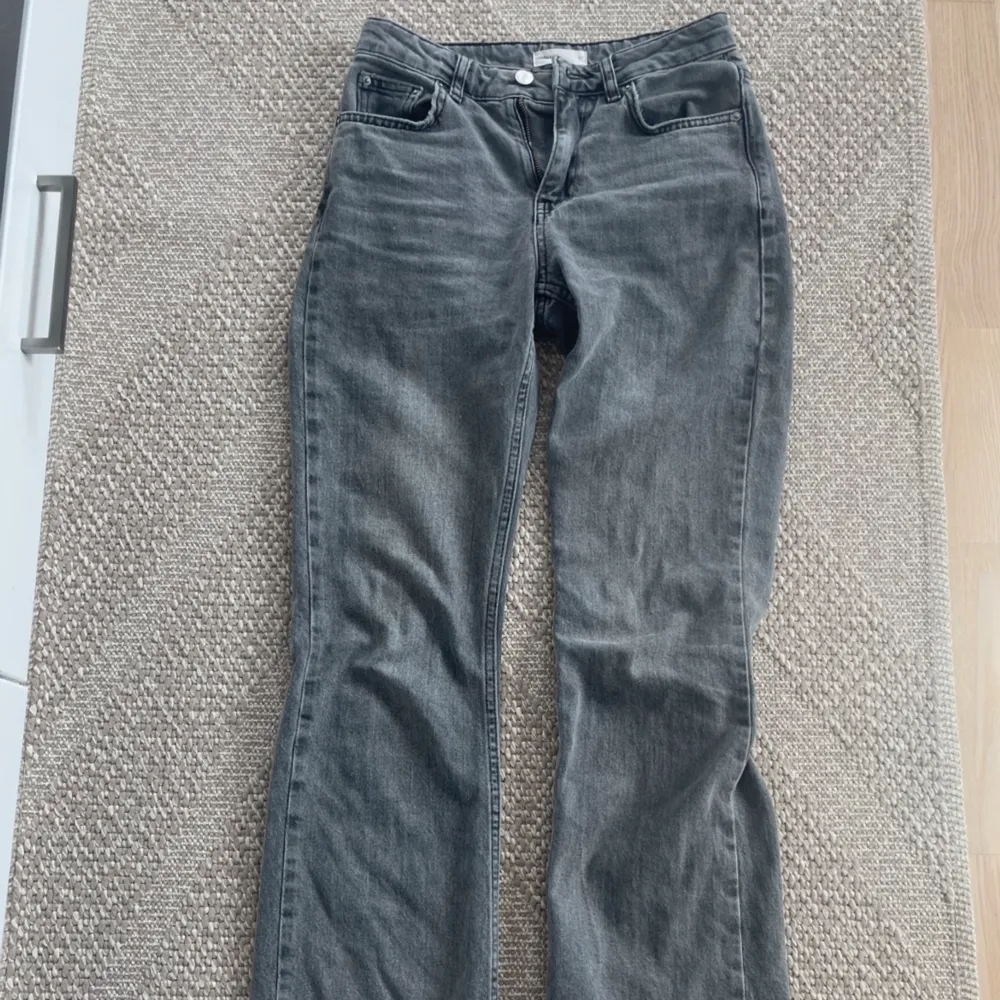 Gråa jeans från Gina tricot som tyvärr är för stora för mig💗. Jeans & Byxor.