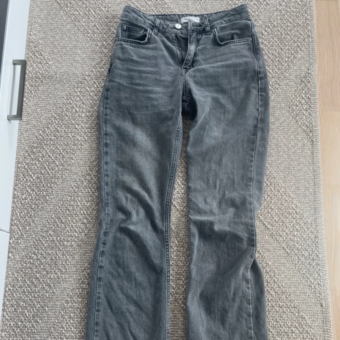 Gråa jeans