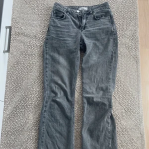 Gråa jeans - Gråa jeans från Gina tricot som tyvärr är för stora för mig💗