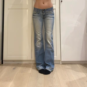 lågmidjade bootcut jeans från Fornarina😍 - midja 39 cm rakt över och innerben 85 cm (syr upp gratis med maskin vid behov😌) helt okej skick vet dock inte om det är en lagning eller design på knät o låret 