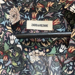 Zadig Voltaire  - Jätte fin Zadig klänning till sommaren. Använt ett fåtal gånger och är i fint skick.❤️nypris runt 2800kr 