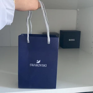Swaroski halsband  - Hej, nu säljer jag mitt swarowski halsband som jag skulle ge bort som inte kan hända nu😆   Kan skicka kvitto privat.