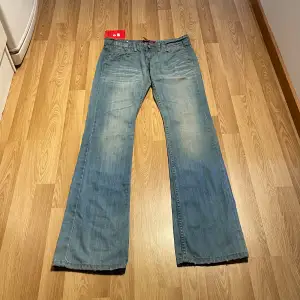 (31) Ljusblåa lågmidjade bootcut jeans helt nya med lappar kvar. Midjemått rakt över: 37cm, innerbenslängd: 85cm 🩵