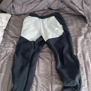 Nike tech byxor - Tja säljer ett par Nike tech byxor som är i ganska bra pris använt de typ 2 gånger för några år sedan. Storlek S. Köpte de för 900kr män säljer de för 450 