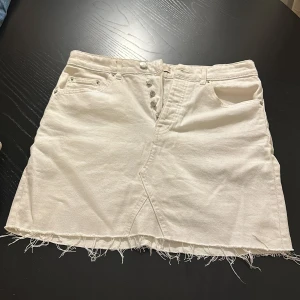 Jeanskjol - Jeanskjol köp på Gina tricot. Knappt använda och i bra skick! Perfekt till sommaren. Storlek 38 och kan passa en strl större! 