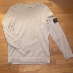 Stone Island Cotton Jumper - Varan har använts två gånger. Köptes för 3600kr från farfetch. Pris kan förhandlas!
