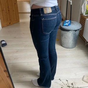 Lågmidjade jeans - Mörkblå superfina jeans💕 midjemått ca 37 men väldigt stretchiga och innerbenslängd ca 80 cm