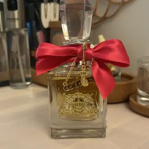 Juicy parfym bara testad❤️ säljer den eftersom att jag aldrig använder den❤️ nypris nypris 625kr❤️