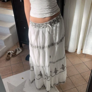 Lång kjol  - Säljer denna så fina lång kjol från Zara. Använd fåtal gånger, finns inga skador. Hör gärna av dig kring frågor eller annat🩷