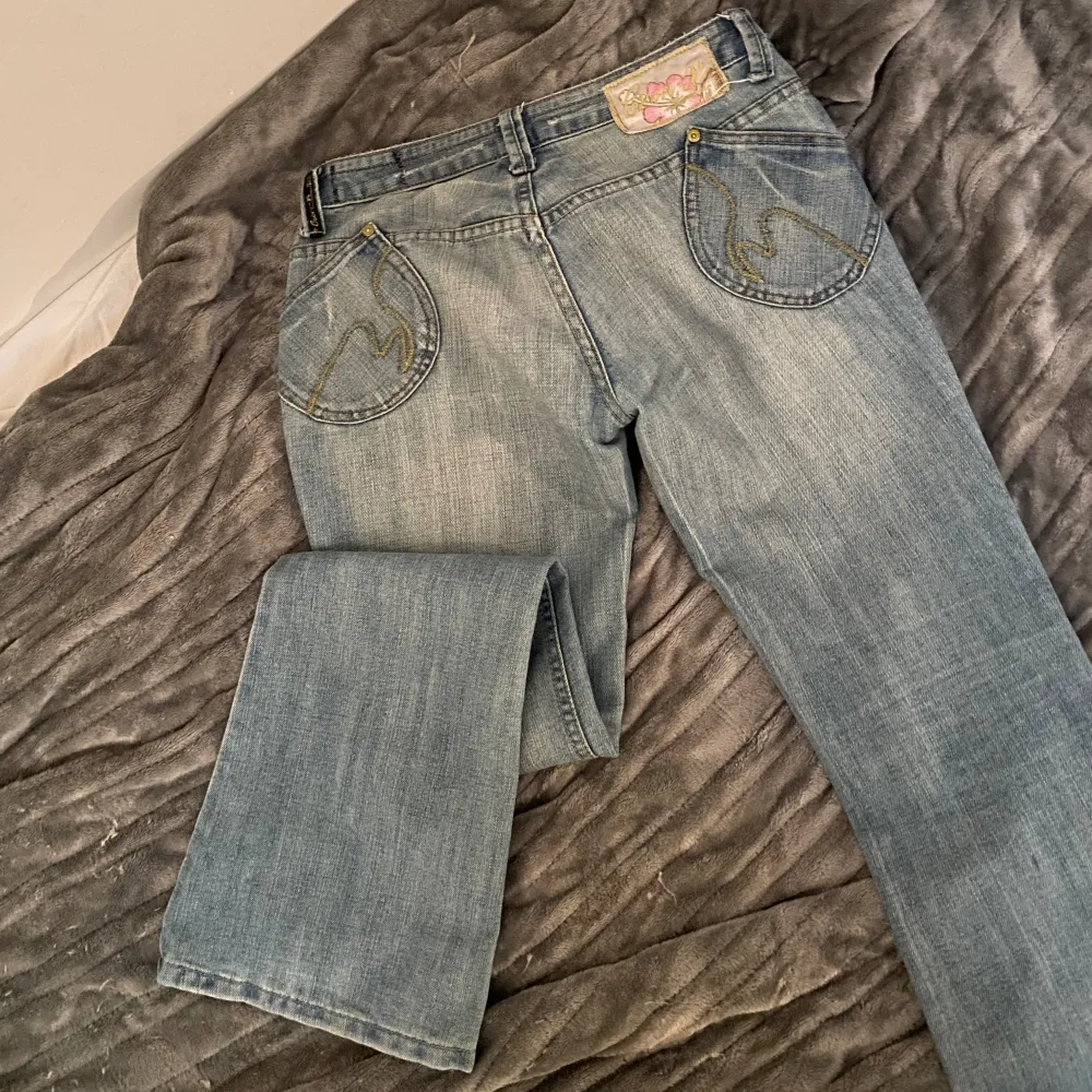 Jättefina lågmidjade vintage jeans! Några cm långa på mig som är runt 158. Jättefint skick! ⭐️Har inga fler bilder när de sitter på!!⭐️ Midjemått: ca 81 Innerbenslängd: ca 75. Jeans & Byxor.