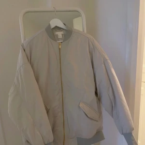 Så fin trendig bomberjacka! Perfekt till våren, är i storlek s men skulle säga att den passar s-l - Bra skick!