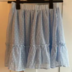 Säljer denna blåa kjol då den inte används 💙