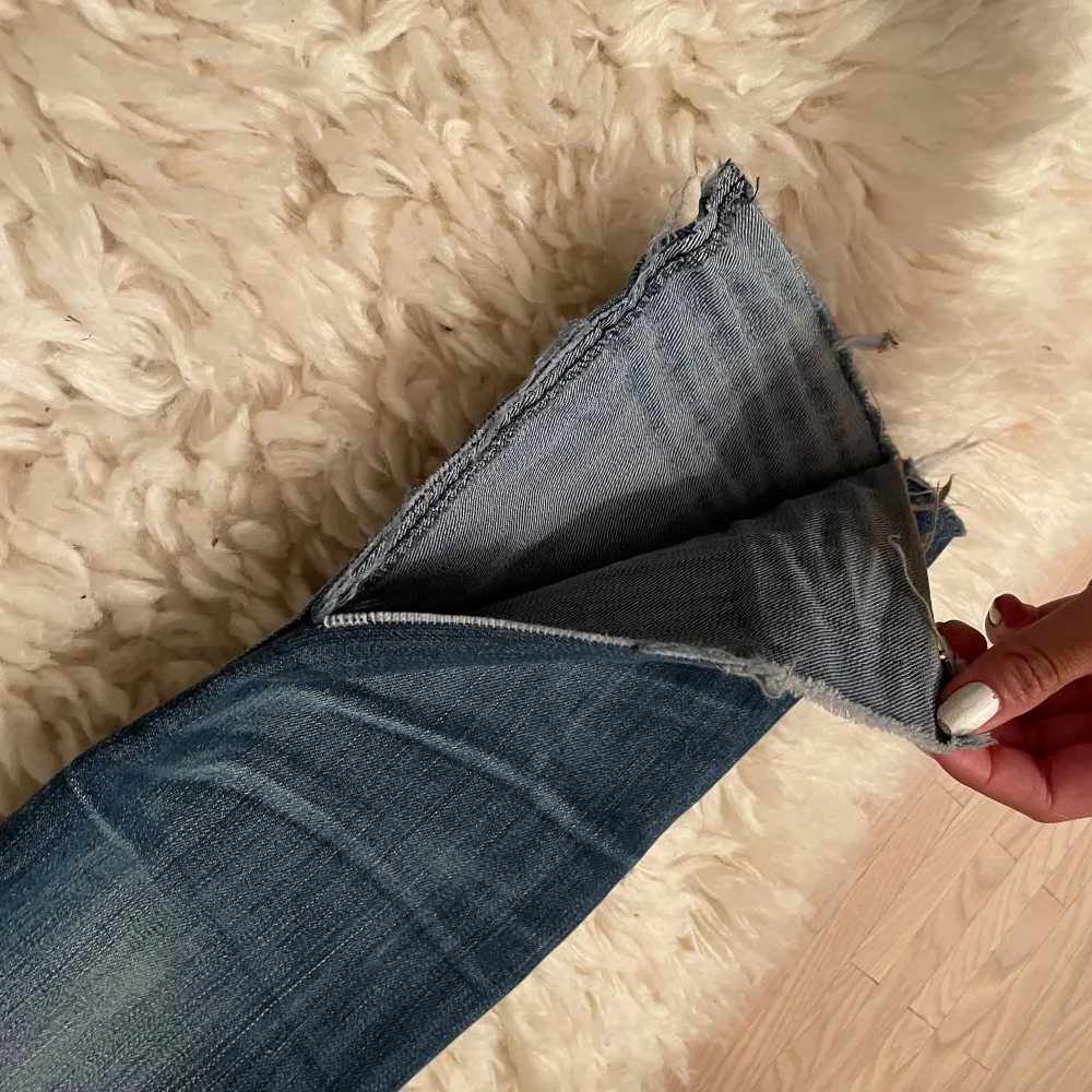 Snygga lågmidjade bootcut jeans med slits på yttersidan av benen. Skulle säga att det passar både 34/xs och 36/s. Bara att skriva om du har frågor eller vill ha fler bilder 💖. Jeans & Byxor.