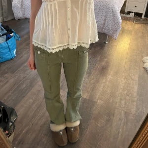 Gröna HM jeans  - Säljer mina gröna HM jeans då de inte kommer till användning längre. Köpta här på Plick💞💞