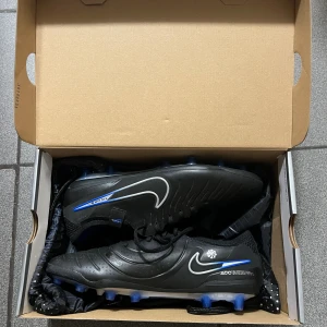 Nike tiempo legend 10 elite - Helt sprillans nya fotbolls skor från Nike har testats en gång men givar för små på mig därför väljer jag att sälja dem.  Priset är ej hugget i sten! Nypris: 3049kr