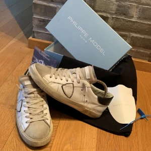 Philippe Model  - Ett par feta och eftertraktade Philippe Model skor som blir perfekta till sommaren. Det finns inte några direkta defekter på skon, skicka 8,5/10. Det är bara att höra av sig om du har några funderingar. Pris kan diskutera vid en snabb affär 🤝
