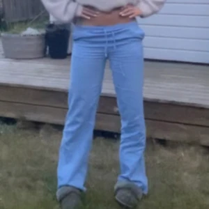 Blåa linnebyxor - Sjukt snygga linnebyxor i lite roligare färg. Säljer för har ett paar likadana. Storlek 36 skulle nog passa både 34/38