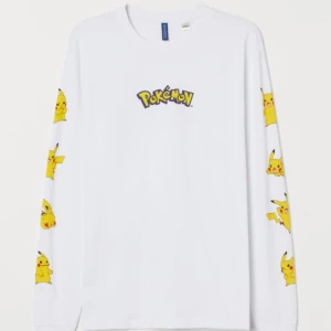 Pokemon tröja - Oanvänd, endast testad. Köpt för 300kr. Slutsåld från orginal butik. 