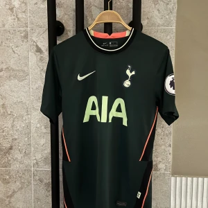 Tottenham tröja - Tja säljer Tottenhams 20/21 borta tröja storlek S andvänder fåtal gånger 10/10 scick. Hör av er vid frågor!!