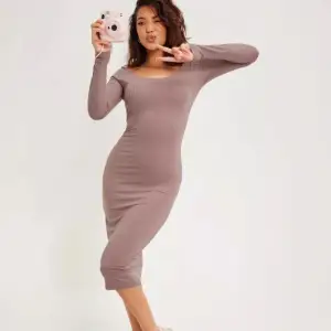 Brun/nougat färgad klänning från Nelly, slutsåld på hemsidan. Har använt den ett fåtal gånger💗Tycker att färgen på bilden är ljusare än vad den är i verkligheten, skriv för fler bilder! Köpt för 400kr säljer för 100kr💗