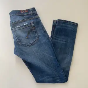 Säljer ett par Dondup jeans i färgen mörk blå utan slitningar. Storlek 32 och är skick 9/10, fel fria. Vid frågor och funderingar är det bara att kontakta, Mvh Elephant Closet!